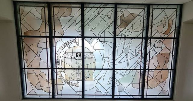 Dekoratyvinis vitražas Eduardo Balsio menų gimnazijoje